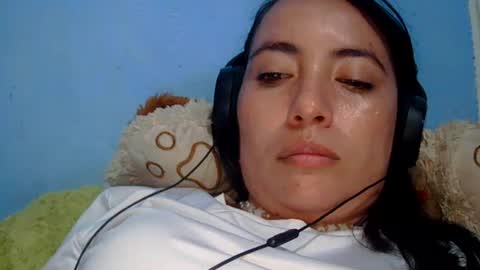 Snapshot of kissmelovejummy chatting on December 5, 2024, 10:45 pm Erika paul online show from December 5, 2024, 10:45 pm