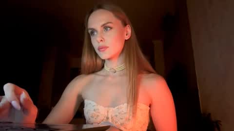 Snapshot of kissnova_ chatting on September 24, 2025, 5:27 pm Emma online show from September 24, 2025, 5:27 pm