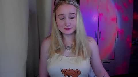 kitten_sun online show from April 17, 2026, 1:52 am