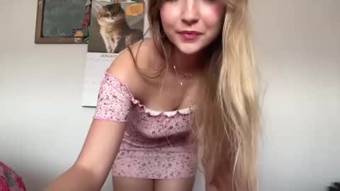 Snapshot of kittengirlxo chatting on December 28, 2024, 5:02 am kittengirlxo online show from December 28, 2024, 5:02 am