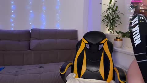 Snapshot of kittie_bear chatting on April 13, 2026, 1:49 pm Veronica online show from April 13, 2026, 1:49 pm