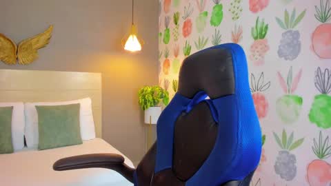 K I T T Y online show from November 8, 2025, 12:49 pm