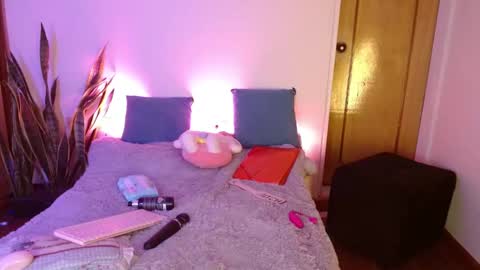 Snapshot of kittycatw chatting on September 23, 2025, 6:05 am LAURA help me reach 100likes online show from September 23, 2025, 6:05 am