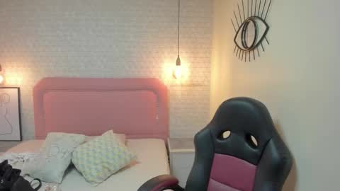  K I T T  Y  online show from February 26, 2026, 12:15 pm