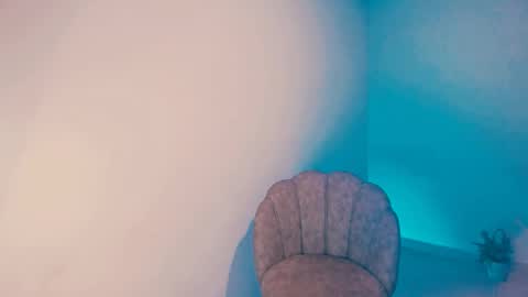 Snapshot of kiwi____ chatting on December 25, 2024, 12:16 am Little piece of fruit online show from December 25, 2024, 12:16 am