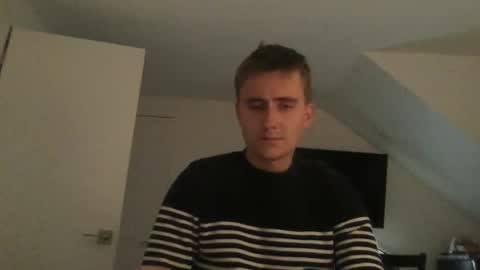 kiwiii211208 online show from May 2, 2026, 12:59 am
