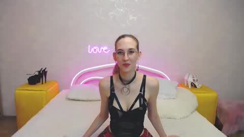 Snapshot of klaryevans chatting on February 17, 2025, 6:04 pm Klary online show from February 17, 2025, 6:04 pm