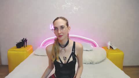 Snapshot of klaryevans chatting on February 19, 2025, 6:00 pm Klary online show from February 19, 2025, 6:00 pm