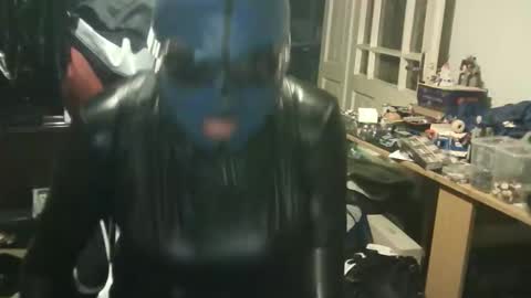 LatexPeti online show from April 7, 2026, 11:48 pm