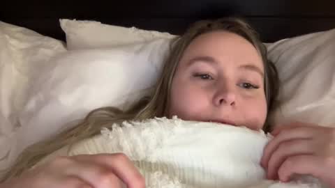 Snapshot of kristicutiez chatting on December 13, 2024, 4:11 am Kristi 3 online show from December 13, 2024, 4:11 am