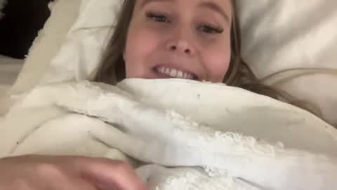 Snapshot of kristicutiez chatting on December 22, 2024, 12:28 am Kristi 3 online show from December 22, 2024, 12:28 am