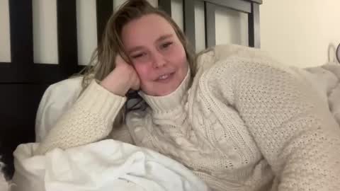 Snapshot of kristicutiez chatting on December 30, 2024, 12:43 am Kristi 3 online show from December 30, 2024, 12:43 am