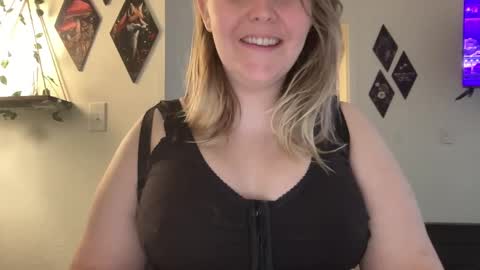 Snapshot of kristicutiez chatting on February 18, 2025, 4:16 pm Kristi 3 online show from February 18, 2025, 4:16 pm