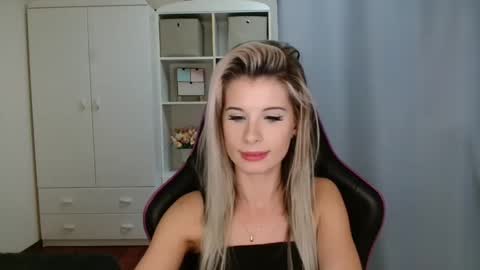 KristineAmore online show from November 25, 2025, 7:36 pm