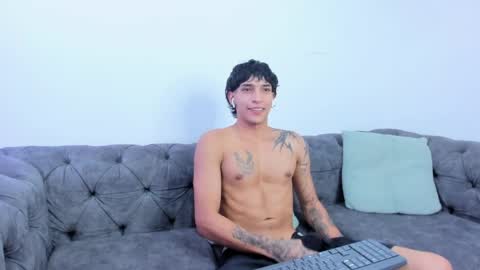 Snapshot of kroywave chatting on May 14, 2026, 10:27 pm Kroy Wave Muscle Tattoos Latino online show from May 14, 2026, 10:27 pm