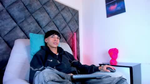 Snapshot of kroywave chatting on August 4, 2026, 3:21 am Kroy Wave Muscle Tattoos Latino online show from August 4, 2026, 3:21 am
