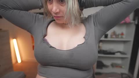 Snapshot of krystalsyxx chatting on November 8, 2025, 5:45 pm Krystal Syx online show from November 8, 2025, 5:45 pm