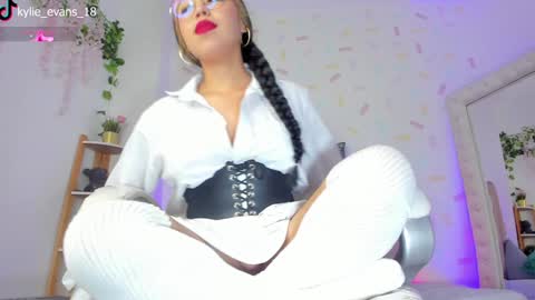 Snapshot of kylie_evans_18 chatting on January 13, 2025, 3:56 am Kylie online show from January 13, 2025, 3:56 am