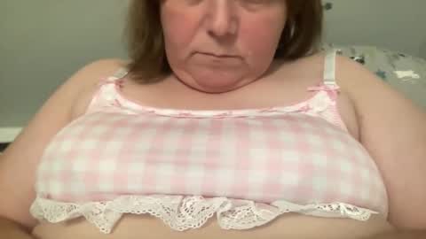 Snapshot of kylorencat chatting on November 17, 2025, 6:46 pm KYLO online show from November 17, 2025, 6:46 pm