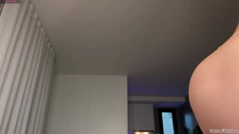 Snapshot of l_0l chatting on November 2, 2025, 7:00 am Julie online show from November 2, 2025, 7:00 am