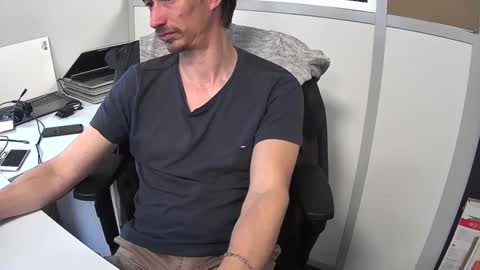 labelette007 online show from December 18, 2024, 1:45 pm