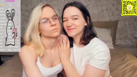 Violet and Isabel online show from June 25, 2026, 7:18 pm
