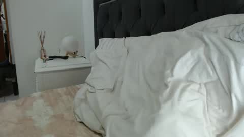 lady____a online show from April 16, 2026, 4:02 am