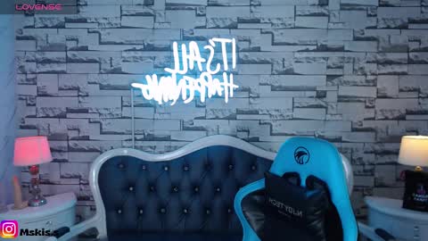 Snapshot of lady_violet_bridgerton_a chatting on December 31, 2024, 12:04 pm Lady Violet Bridgerton online show from December 31, 2024, 12:04 pm