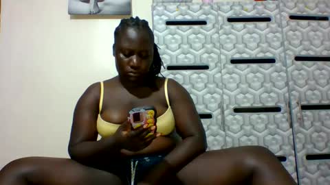 Snapshot of ladyblossoms19 chatting on December 19, 2024, 12:13 am lindah32 online show from December 19, 2024, 12:13 am