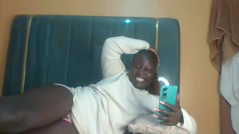 Snapshot of ladyblossoms19 chatting on September 17, 2025, 12:01 am lindah32 online show from September 17, 2025, 12:01 am