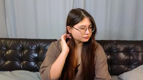 Snapshot of lali_tali chatting on November 10, 2025, 3:44 pm Lilium like a flower online show from November 10, 2025, 3:44 pm