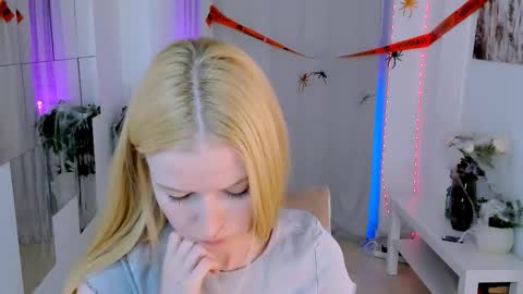 Snapshot of laly_peach chatting on October 22, 2025, 6:40 pm Laly online show from October 22, 2025, 6:40 pm