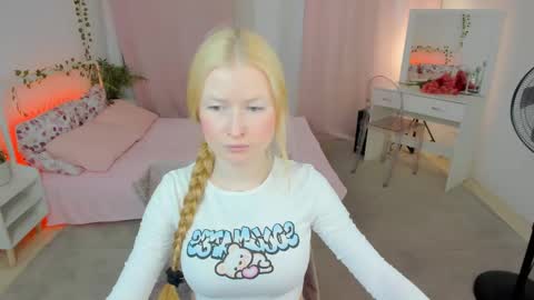 Snapshot of laly_peach chatting on June 2, 2026, 11:01 am Laly online show from June 2, 2026, 11:01 am