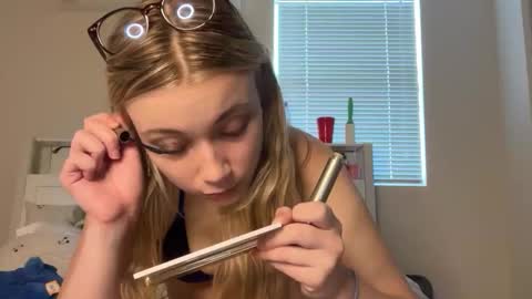 lanademira online show from April 8, 2026, 4:51 pm