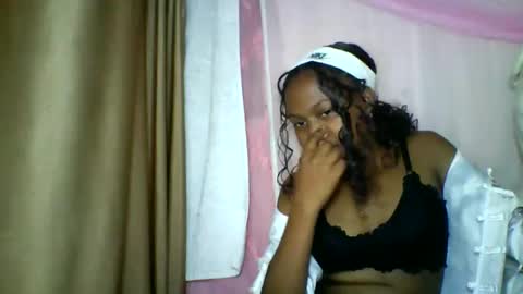 Snapshot of lara_belle chatting on May 7, 2026, 8:25 pm lara_belle online show from May 7, 2026, 8:25 pm