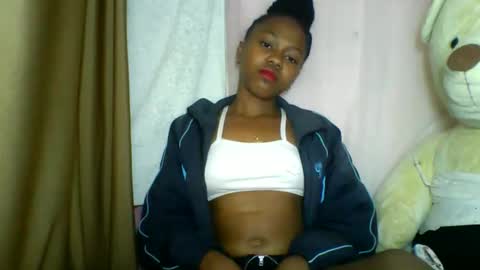 Snapshot of lara_belle chatting on May 19, 2026, 2:18 am lara_belle online show from May 19, 2026, 2:18 am