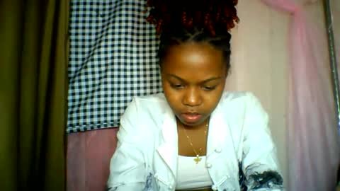Snapshot of lara_belle chatting on June 7, 2026, 4:44 pm lara_belle online show from June 7, 2026, 4:44 pm