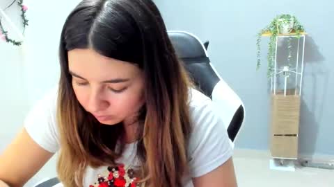 Lara online show from June 3, 2026, 11:54 pm