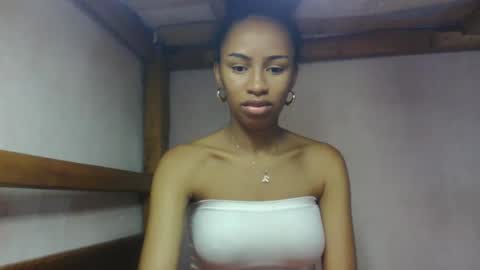 Snapshot of larah98 chatting on February 6, 2026, 6:40 am larah98 online show from February 6, 2026, 6:40 am