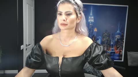 Snapshot of laras_moans chatting on December 3, 2024, 8:27 am laras_moans online show from December 3, 2024, 8:27 am