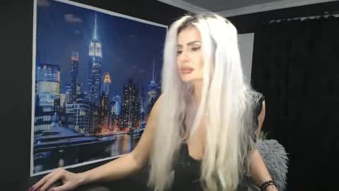 Snapshot of laras_moans chatting on December 7, 2024, 11:07 am laras_moans online show from December 7, 2024, 11:07 am