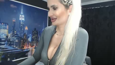 Snapshot of laras_moans chatting on December 29, 2024, 12:12 pm laras_moans online show from December 29, 2024, 12:12 pm