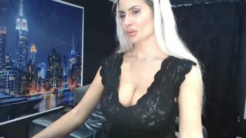 Snapshot of laras_moans chatting on January 1, 2025, 2:42 pm laras_moans online show from January 1, 2025, 2:42 pm