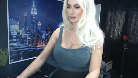 Snapshot of laras_moans chatting on January 27, 2025, 11:54 am laras_moans online show from January 27, 2025, 11:54 am