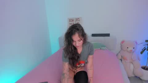 Snapshot of lary_holly chatting on June 9, 2026, 2:12 am Lary online show from June 9, 2026, 2:12 am