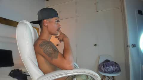Snapshot of latin_couple20y chatting on February 13, 2025, 4:00 am Johana y Santiago online show from February 13, 2025, 4:00 am