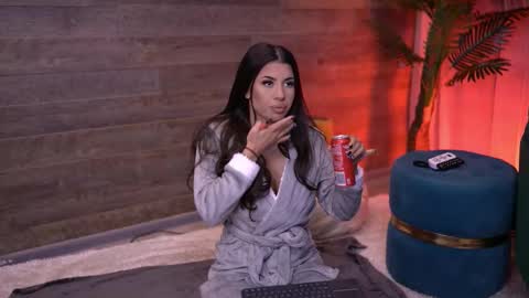 Latina online show from November 11, 2025, 5:57 pm