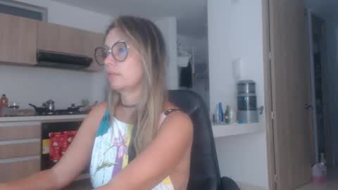 Snapshot of latinpaprika chatting on October 19, 2025, 1:28 am latinpaprika online show from October 19, 2025, 1:28 am