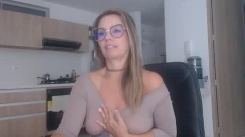 Snapshot of latinpaprika chatting on October 25, 2025, 11:07 am latinpaprika online show from October 25, 2025, 11:07 am