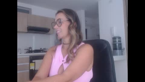 Snapshot of latinpaprika chatting on November 23, 2025, 12:38 pm latinpaprika online show from November 23, 2025, 12:38 pm